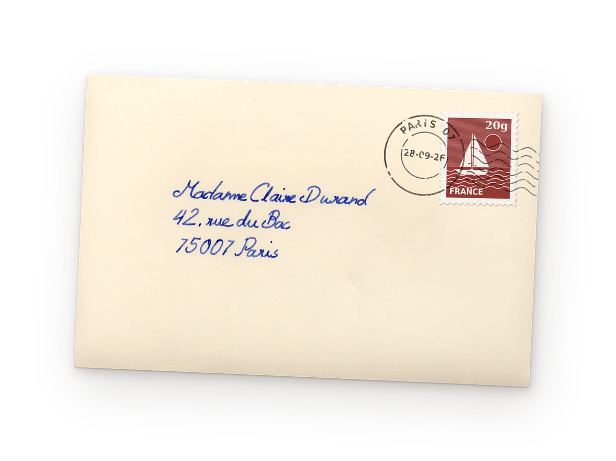 Une enveloppe adressée à la main : Madame Claire Durand, 42 rue du Bac, 75007 Paris, timbrée et oblitérée