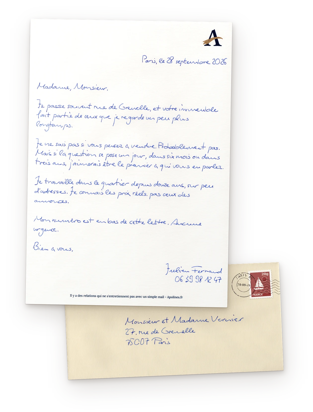Une lettre A4 manuscrite à l'encre bleue, posée sur son enveloppe adressée à Monsieur et Madame Vernier, 27 rue de Grenelle, 75007 Paris, timbrée et oblitérée